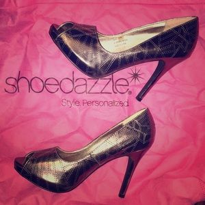 Metallic stitched peep toe heel